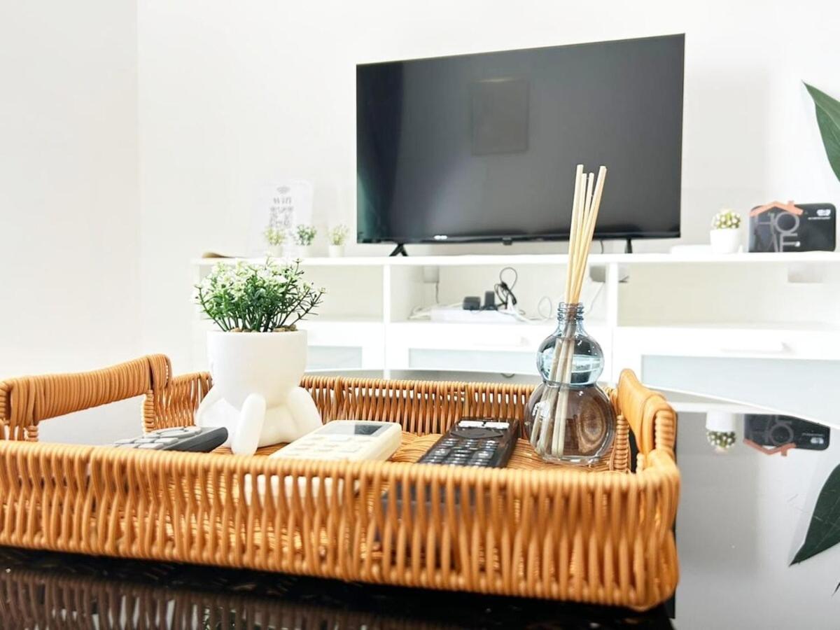 PLATINO Latest Pool View Family 3 BR Suite, Next to Paradigm Mall's new Theme park, Escape JB