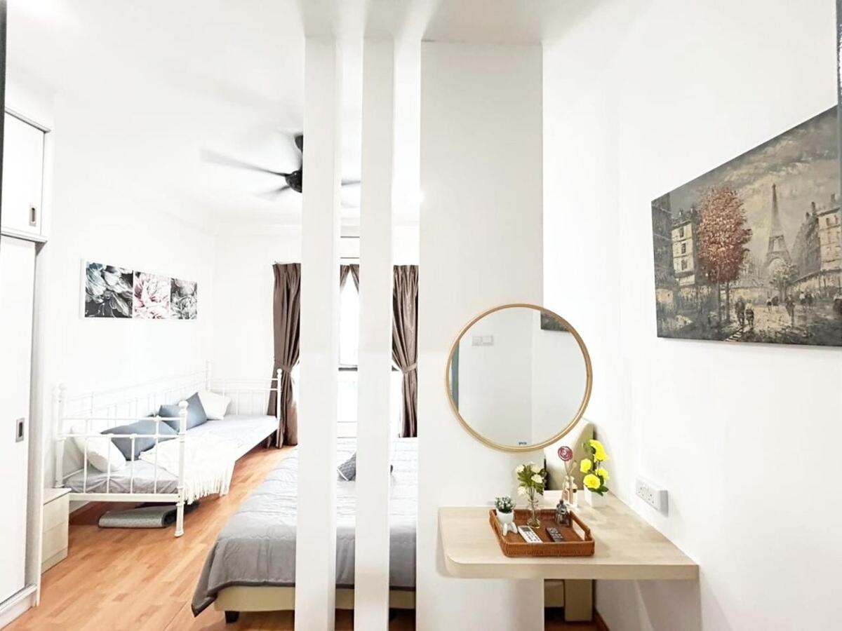 PLATINO Latest Pool View Family 3 BR Suite, Next to Paradigm Mall's new Theme park, Escape JB
