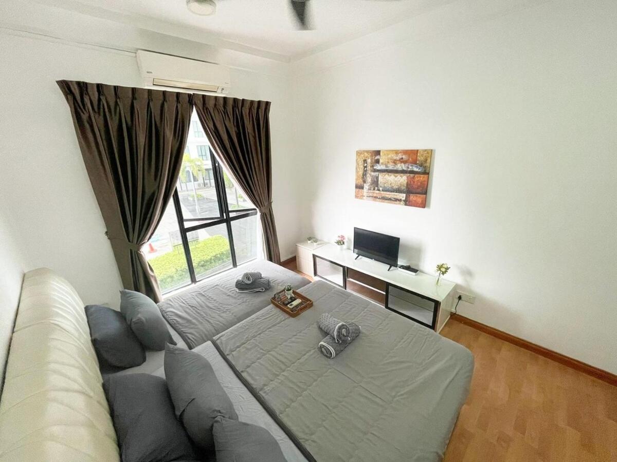 PLATINO Latest Pool View Family 3 BR Suite, Next to Paradigm Mall's new Theme park, Escape JB