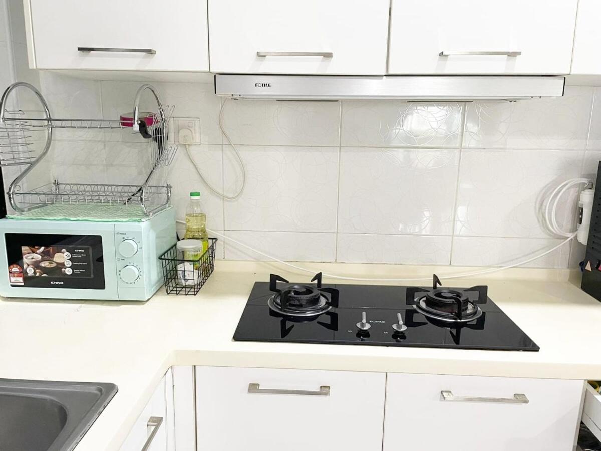 PLATINO Latest Pool View Family 3 BR Suite, Next to Paradigm Mall's new Theme park, Escape JB