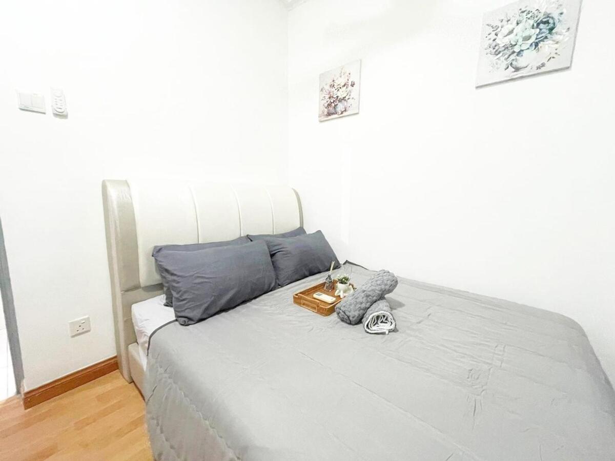 PLATINO Latest Pool View Family 3 BR Suite, Next to Paradigm Mall's new Theme park, Escape JB
