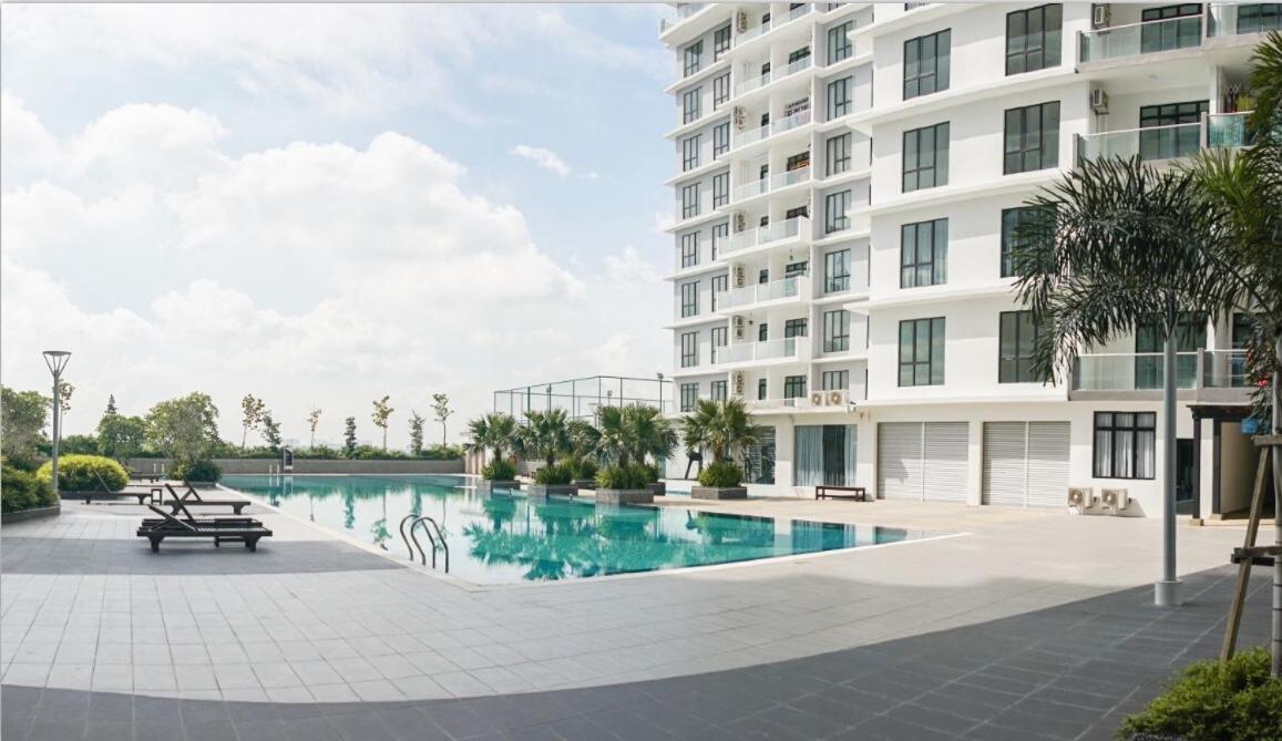 PLATINO Latest Pool View Family 3 BR Suite, Next to Paradigm Mall's new Theme park, Escape JB