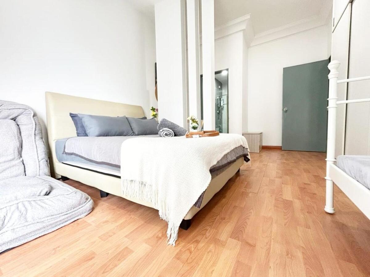 PLATINO Latest Pool View Family 3 BR Suite, Next to Paradigm Mall's new Theme park, Escape JB