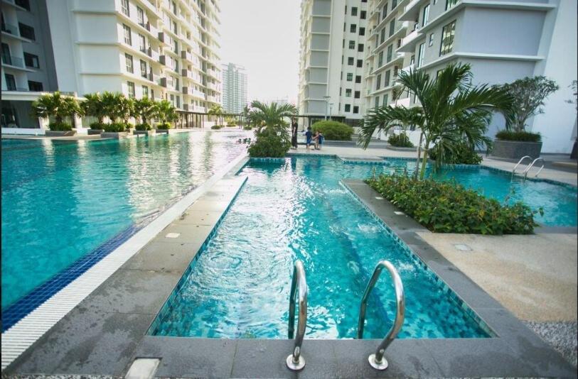 PLATINO Latest Pool View Family 3 BR Suite, Next to Paradigm Mall's new Theme park, Escape JB