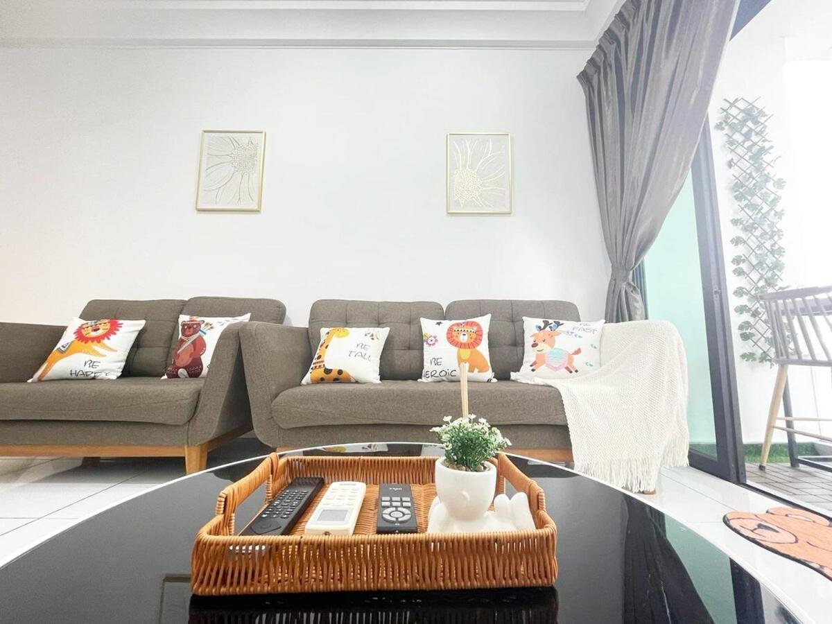 PLATINO Latest Pool View Family 3 BR Suite, Next to Paradigm Mall's new Theme park, Escape JB