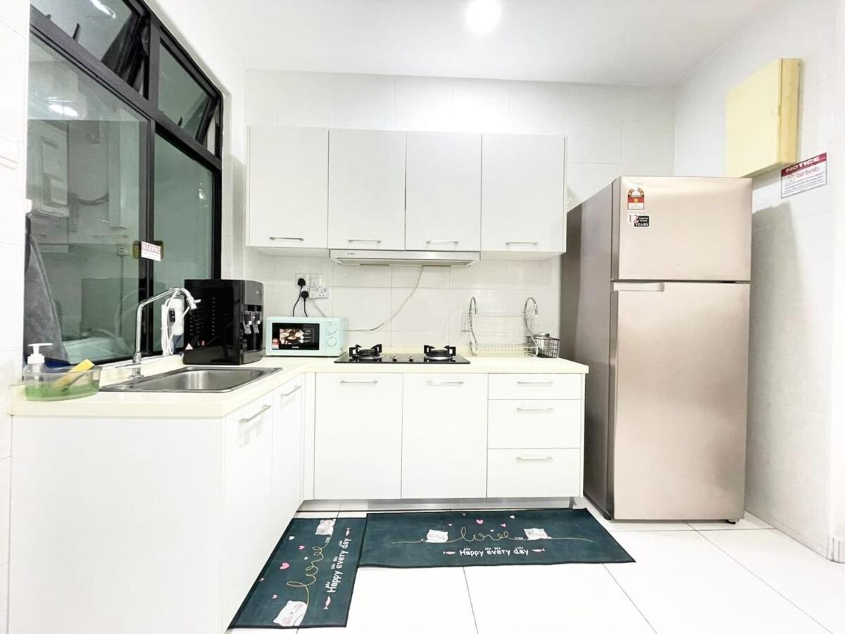 PLATINO Latest Pool View Family 3 BR Suite, Next to Paradigm Mall's new Theme park, Escape JB