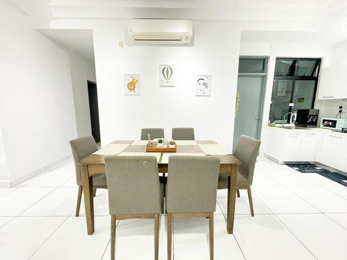 PLATINO Latest Pool View Family 3 BR Suite, Next to Paradigm Mall's new Theme park, Escape JB