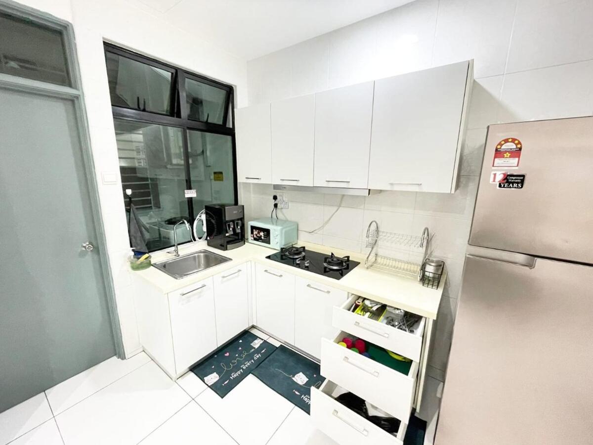 PLATINO Latest Pool View Family 3 BR Suite, Next to Paradigm Mall's new Theme park, Escape JB