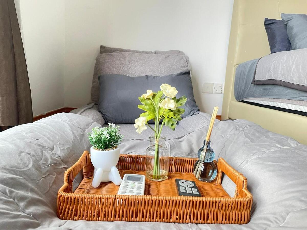 PLATINO Latest Pool View Family 3 BR Suite, Next to Paradigm Mall's new Theme park, Escape JB