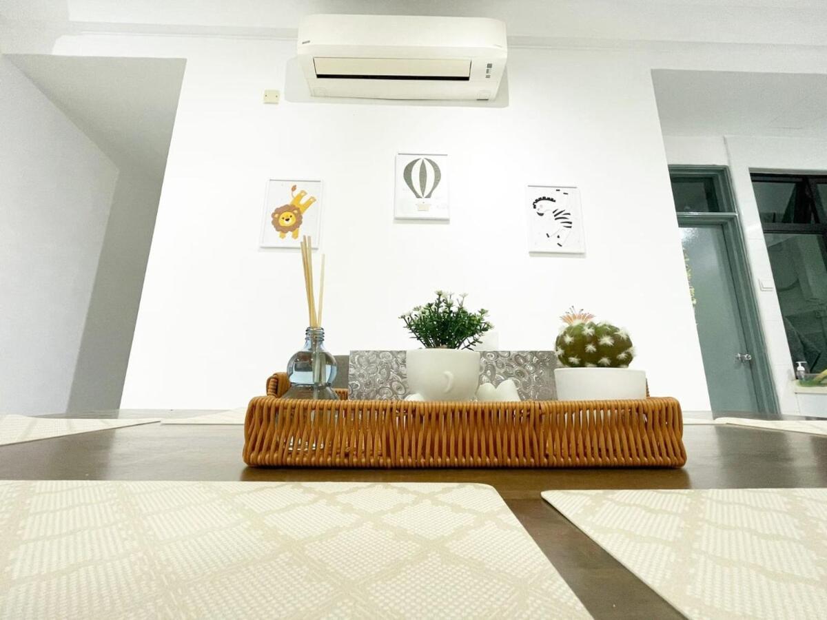 PLATINO Latest Pool View Family 3 BR Suite, Next to Paradigm Mall's new Theme park, Escape JB