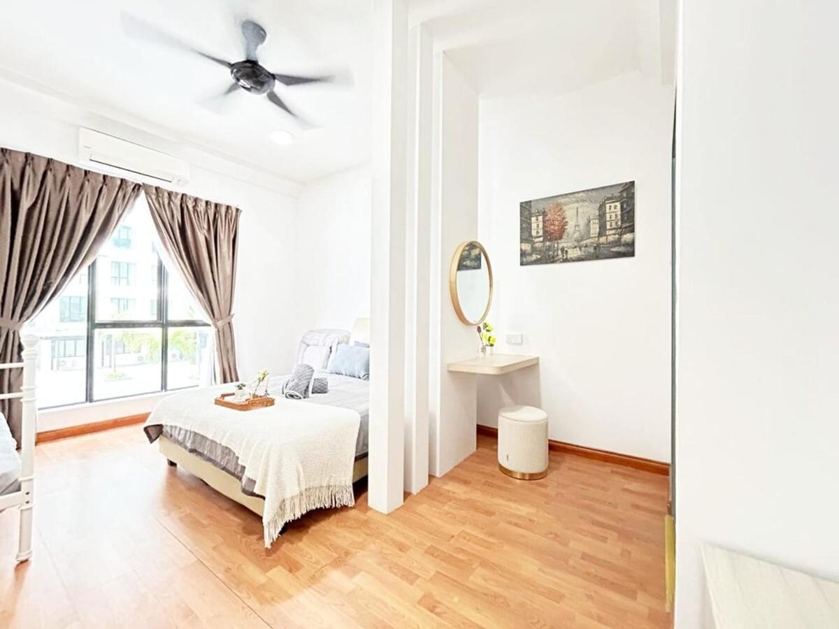 PLATINO Latest Pool View Family 3 BR Suite, Next to Paradigm Mall's new Theme park, Escape JB