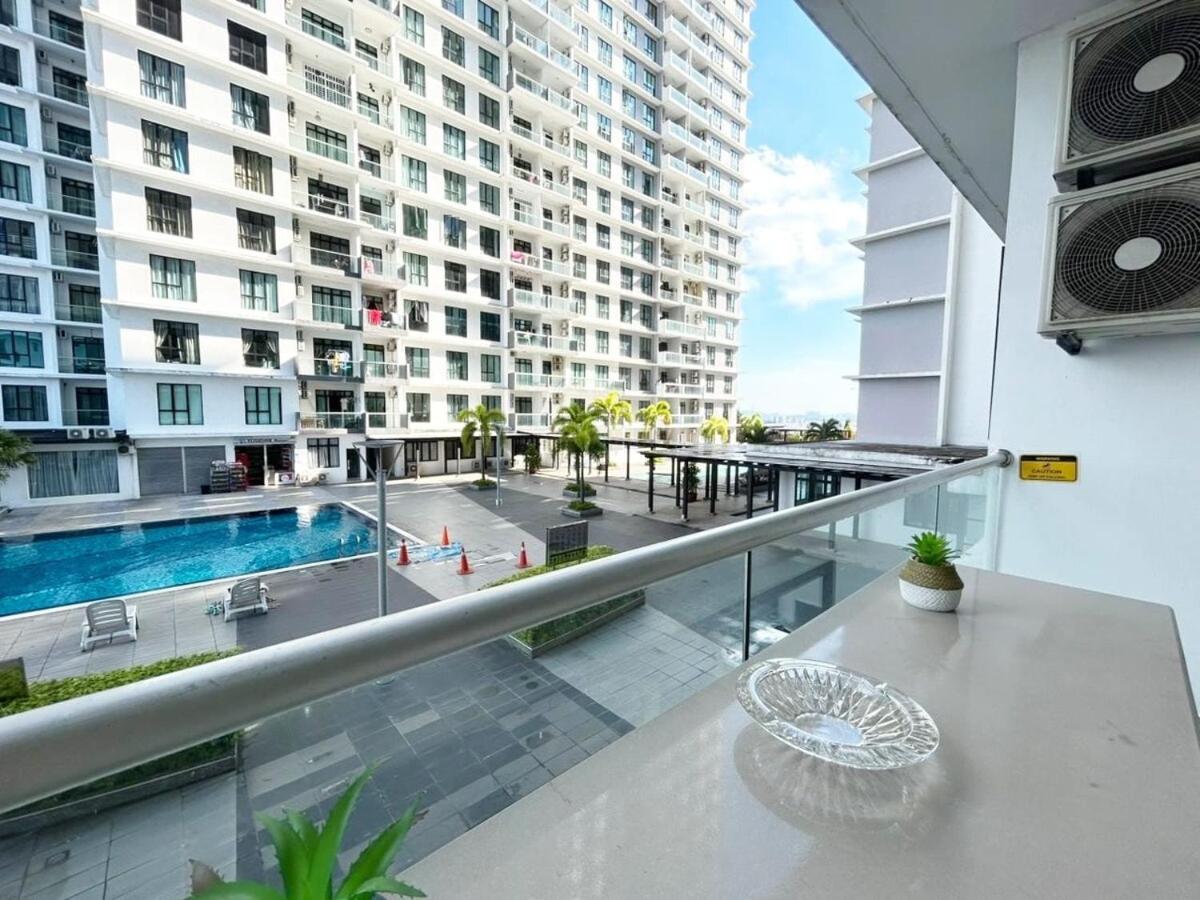 PLATINO Latest Pool View Family 3 BR Suite, Next to Paradigm Mall's new Theme park, Escape JB