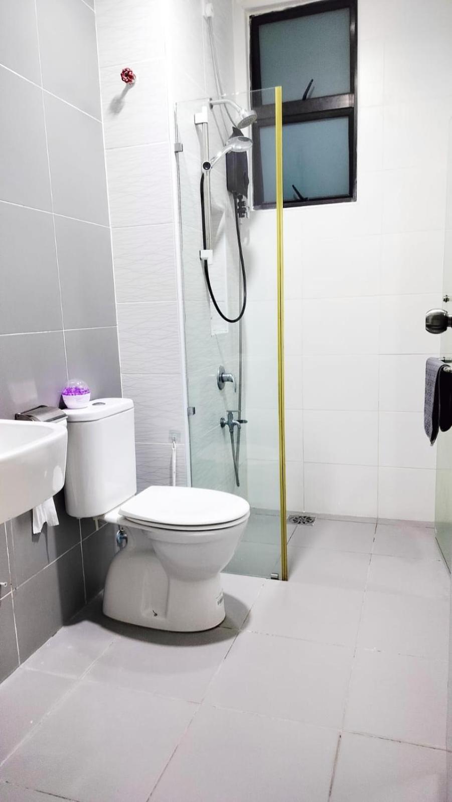 PLATINO Latest Pool View Family 3 BR Suite, Next to Paradigm Mall's new Theme park, Escape JB