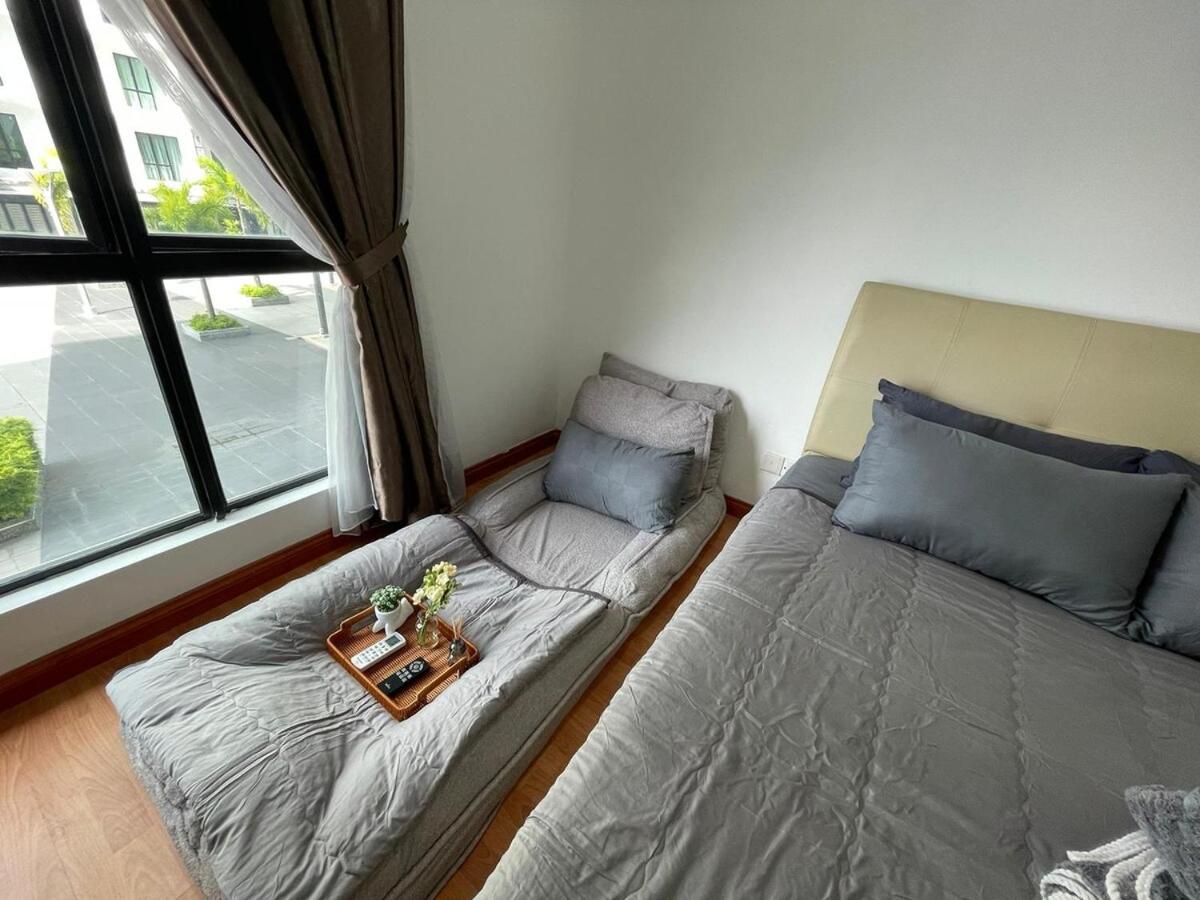 PLATINO Latest Pool View Family 3 BR Suite, Next to Paradigm Mall's new Theme park, Escape JB
