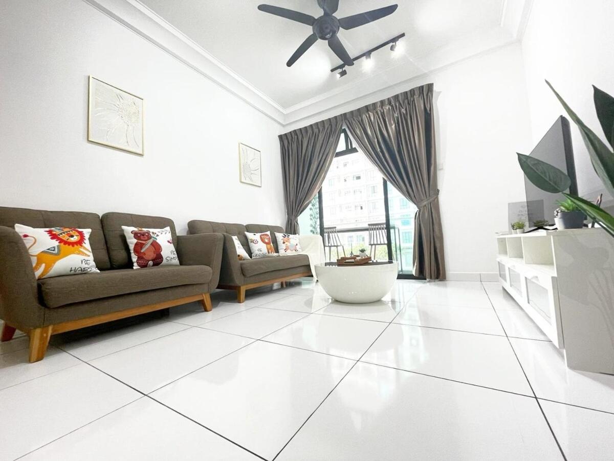 PLATINO Latest Pool View Family 3 BR Suite, Next to Paradigm Mall's new Theme park, Escape JB