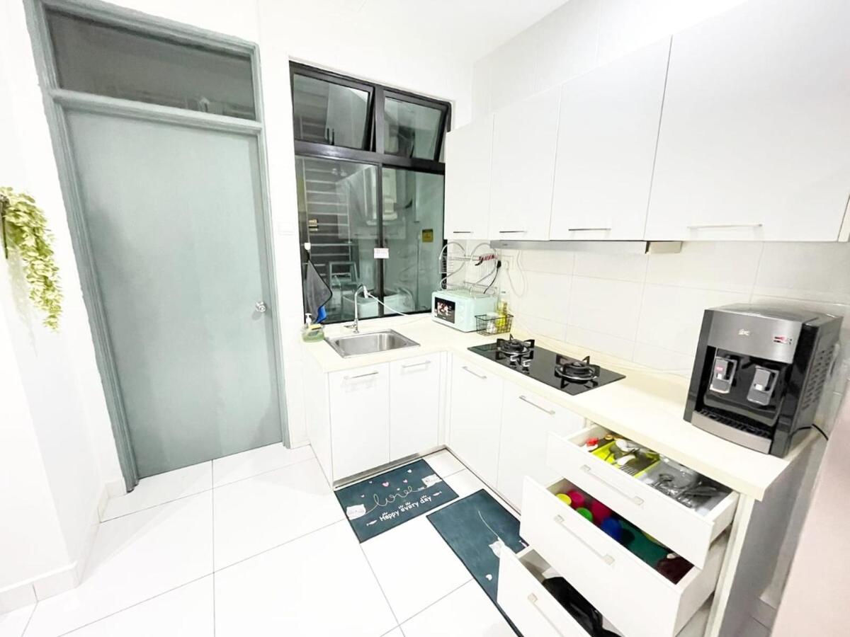 PLATINO Latest Pool View Family 3 BR Suite, Next to Paradigm Mall's new Theme park, Escape JB