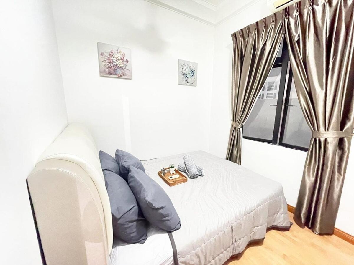 PLATINO Latest Pool View Family 3 BR Suite, Next to Paradigm Mall's new Theme park, Escape JB