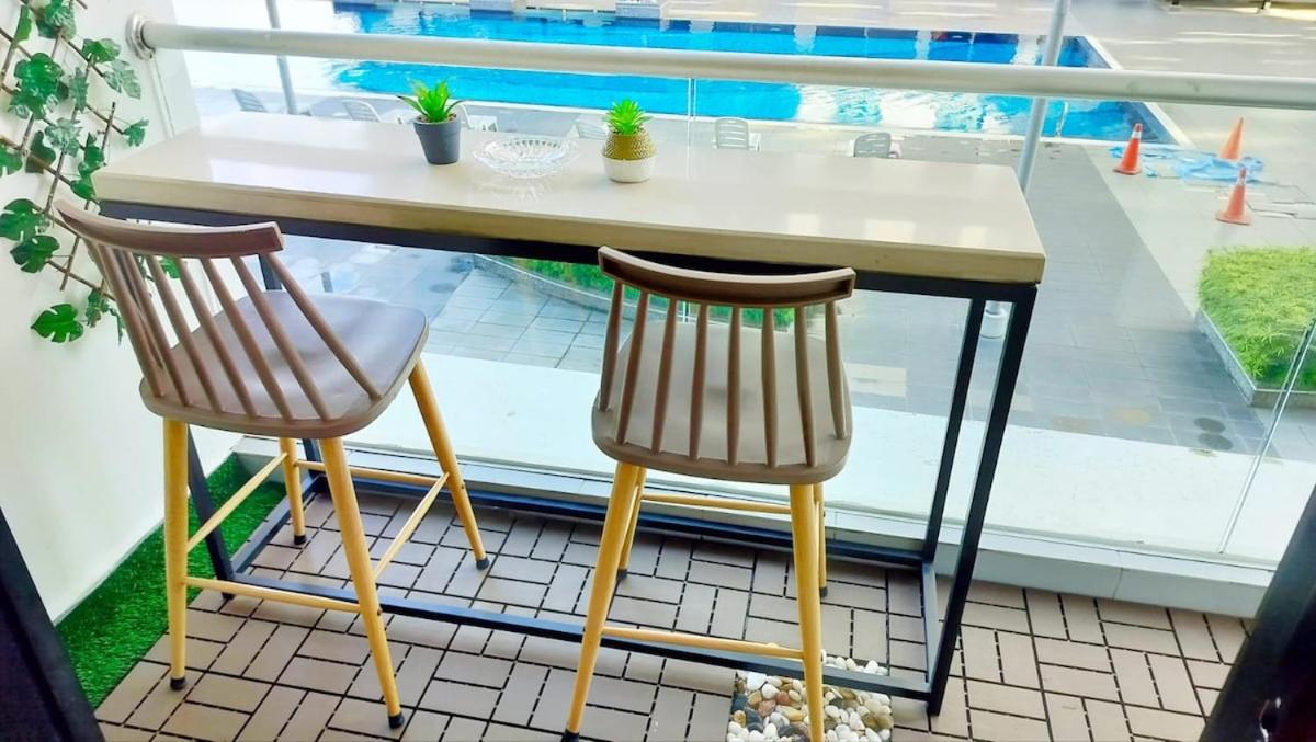PLATINO Latest Pool View Family 3 BR Suite, Next to Paradigm Mall's new Theme park, Escape JB