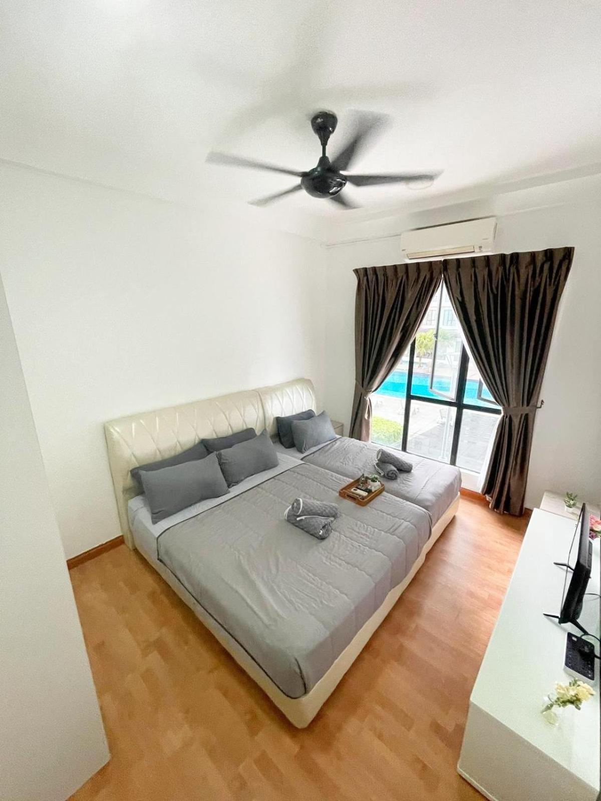 PLATINO Latest Pool View Family 3 BR Suite, Next to Paradigm Mall's new Theme park, Escape JB