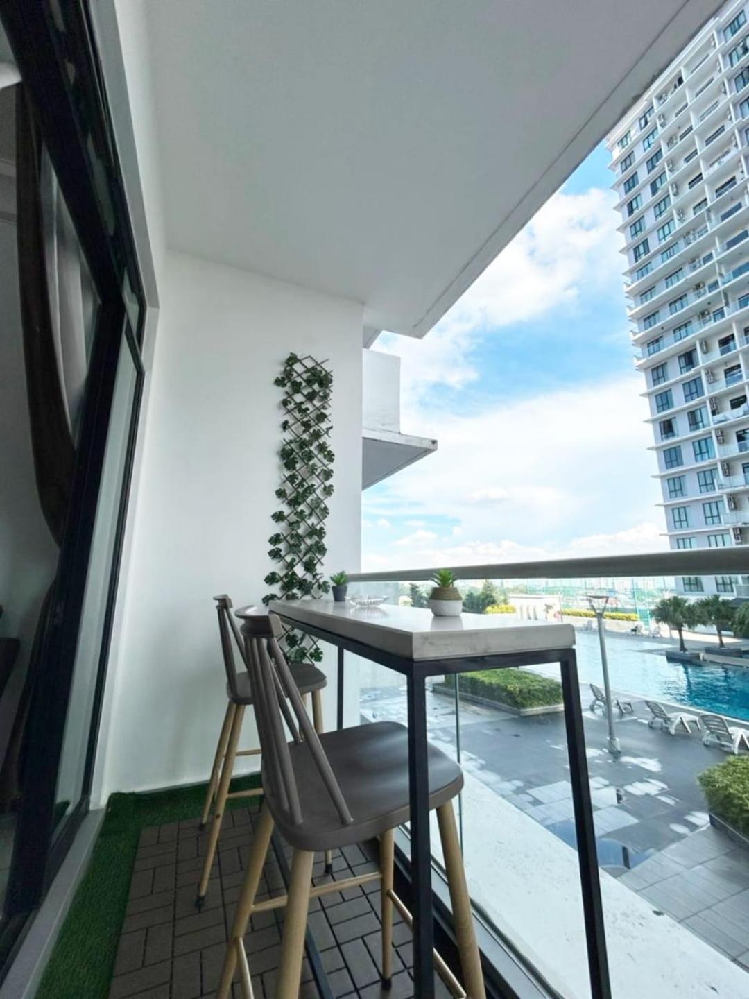 PLATINO Latest Pool View Family 3 BR Suite, Next to Paradigm Mall's new Theme park, Escape JB