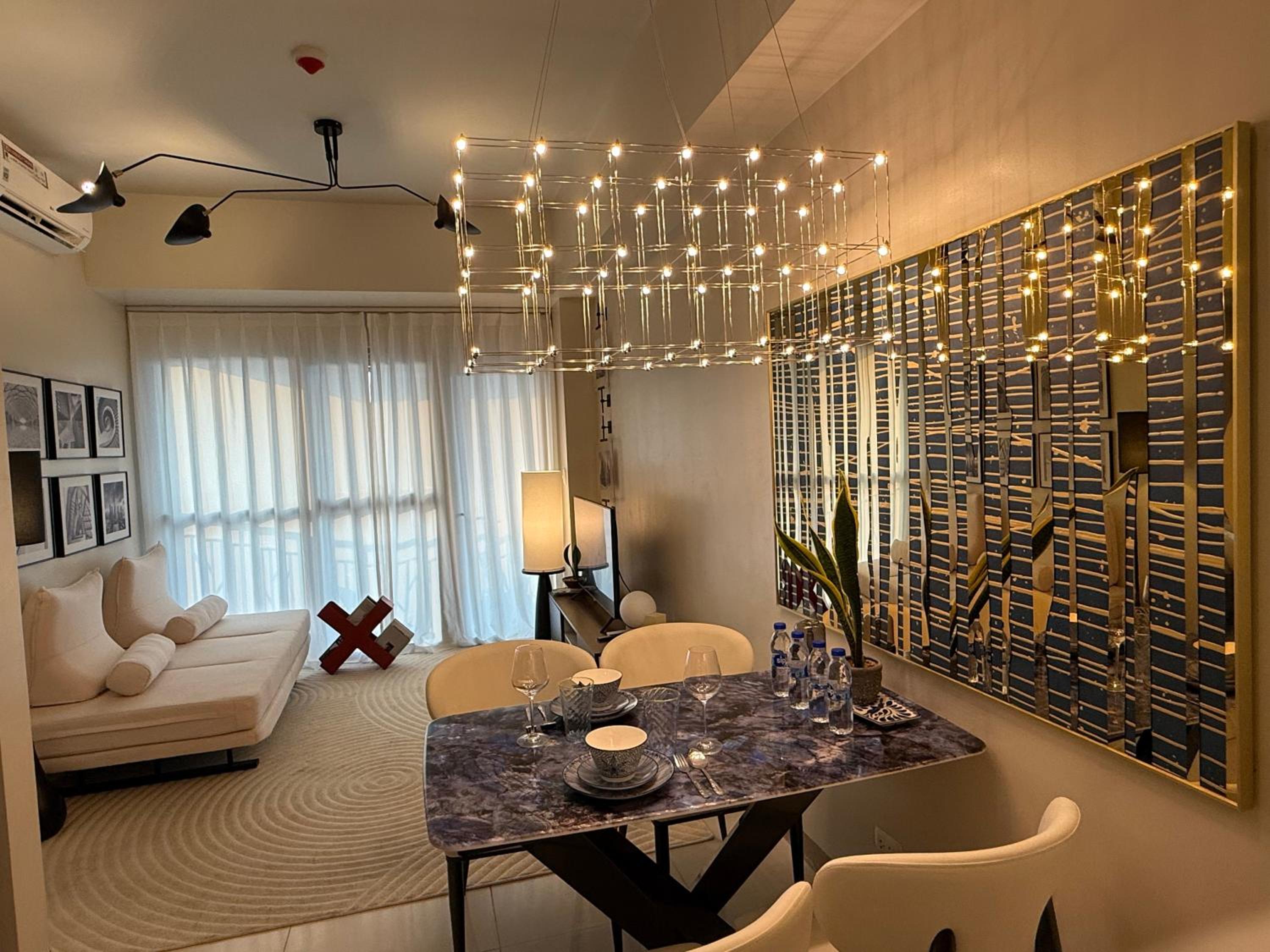 Modern 1BR with Balcony Facing Infinity Pool Manila Bay Sunset Near Airports OKADA Solaire MOA