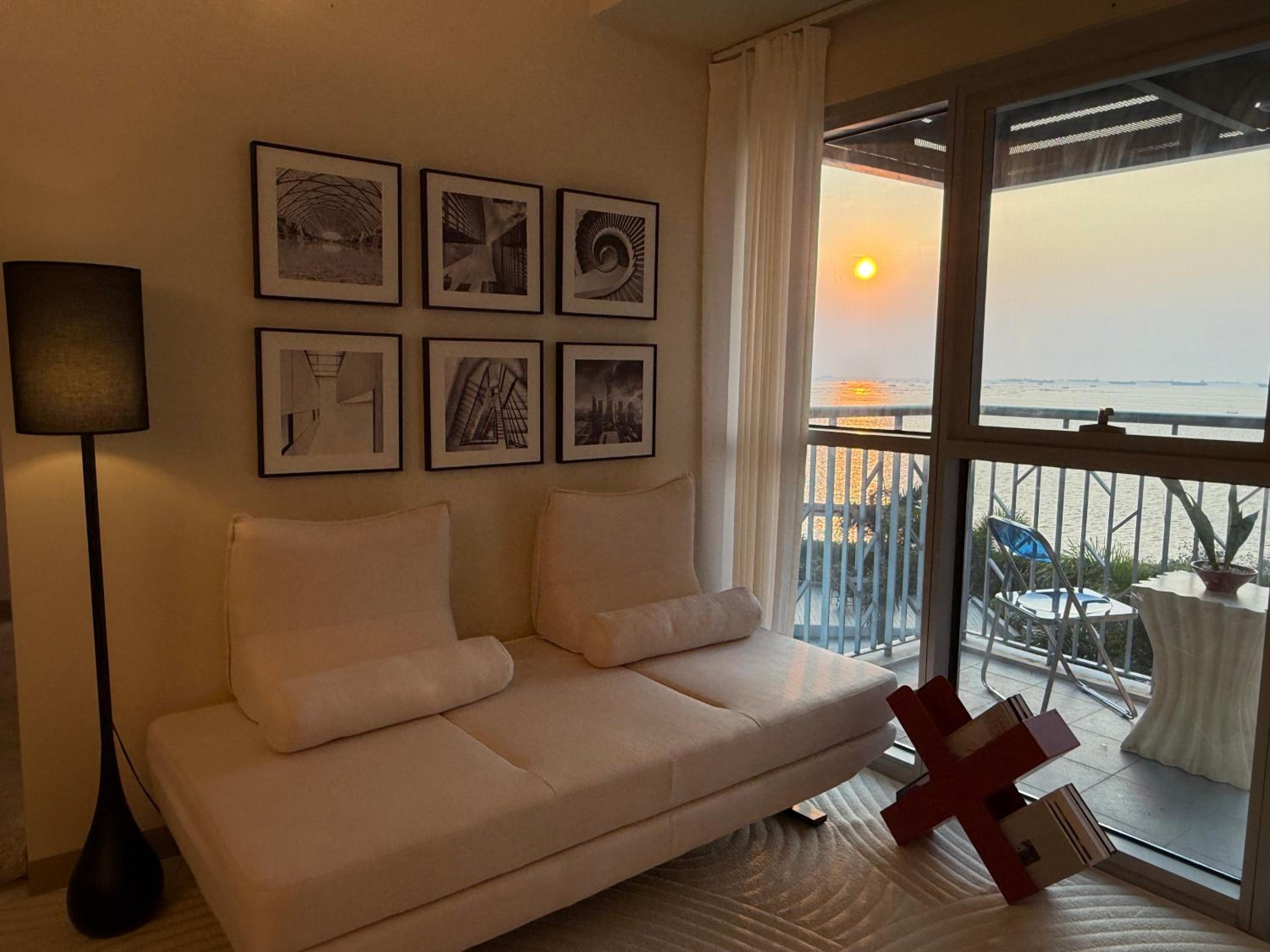 Modern 1BR with Balcony Facing Infinity Pool Manila Bay Sunset Near Airports OKADA Solaire MOA