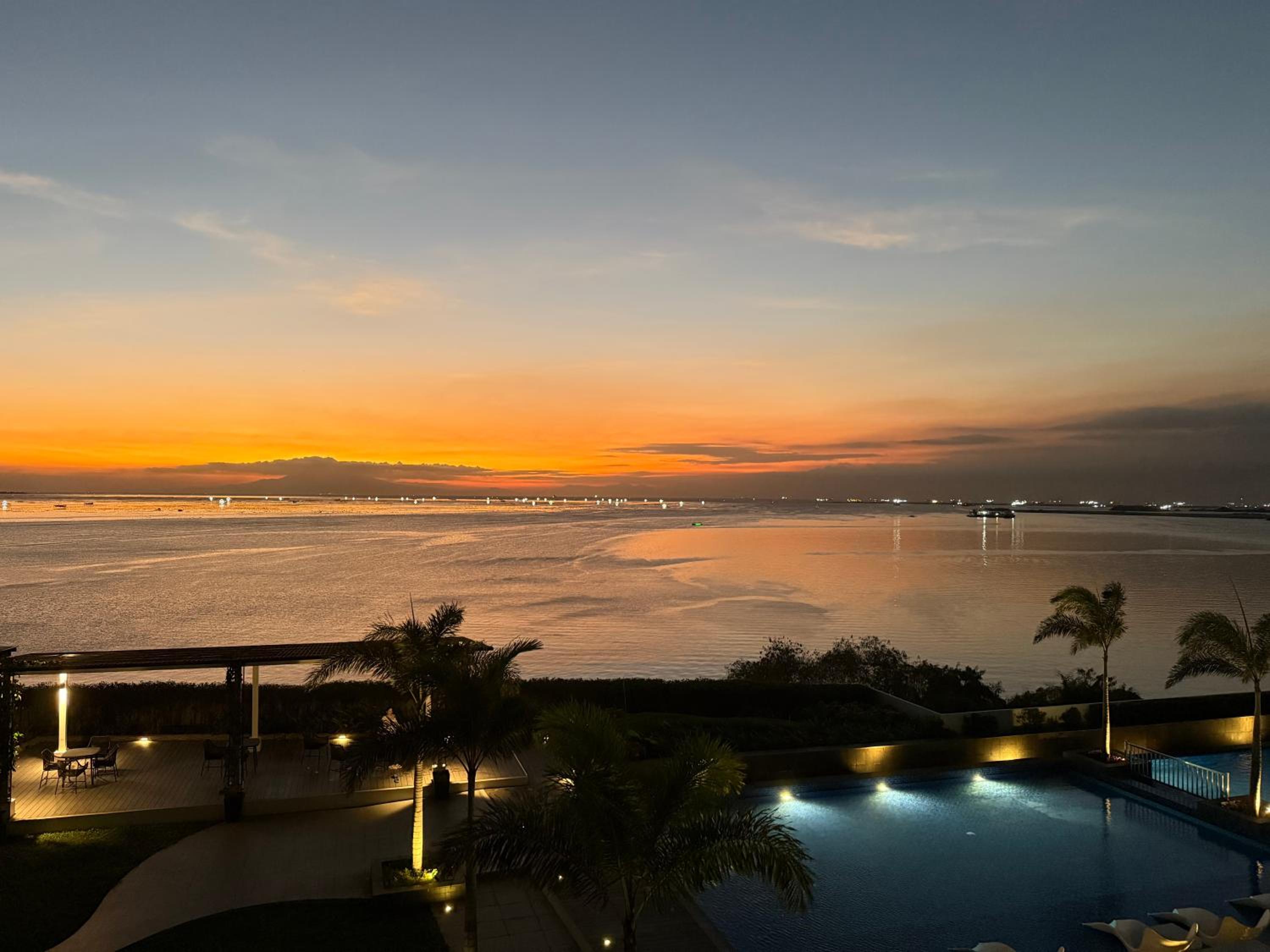 Modern 1BR with Balcony Facing Infinity Pool Manila Bay Sunset Near Airports OKADA Solaire MOA