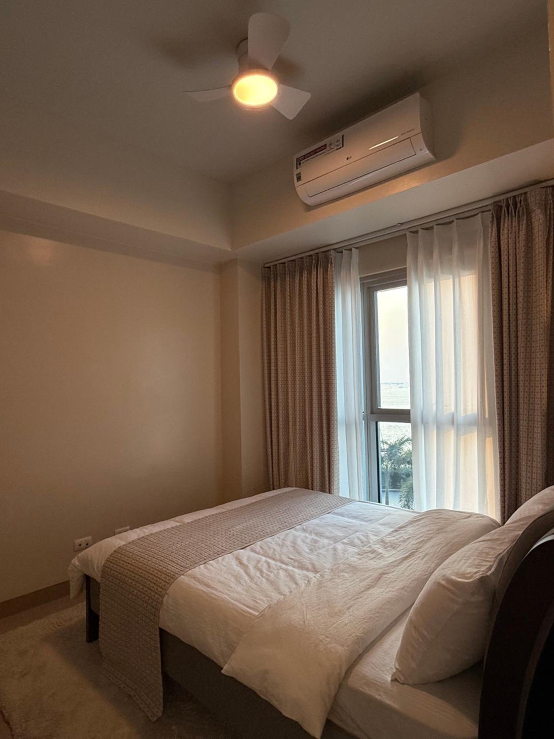 Modern 1BR with Balcony Facing Infinity Pool Manila Bay Sunset Near Airports OKADA Solaire MOA
