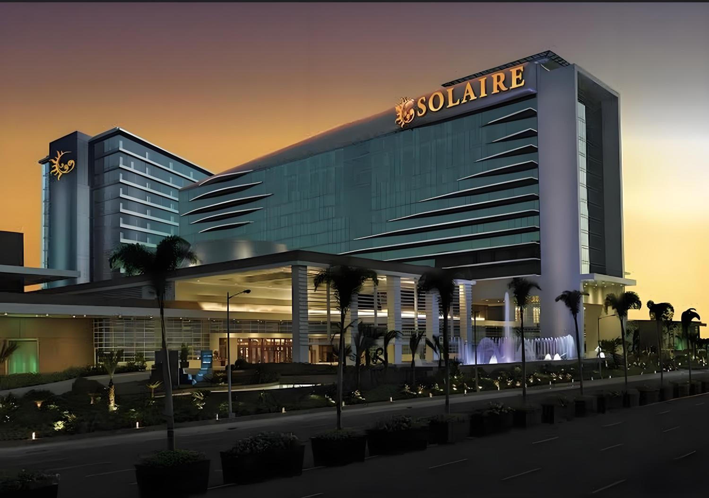 Modern 1BR with Balcony Facing Infinity Pool Manila Bay Sunset Near Airports OKADA Solaire MOA