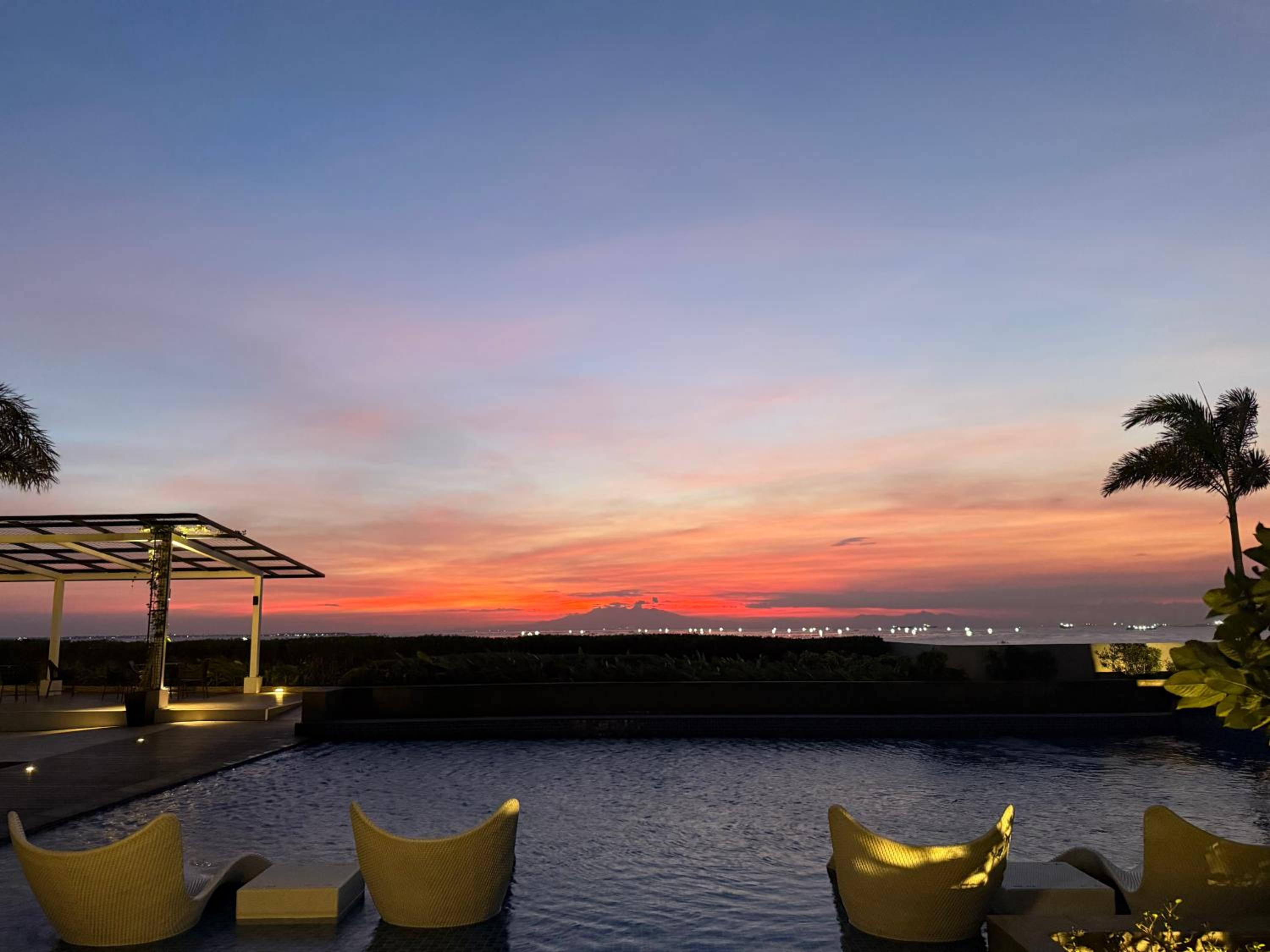 Modern 1BR with Balcony Facing Infinity Pool Manila Bay Sunset Near Airports OKADA Solaire MOA