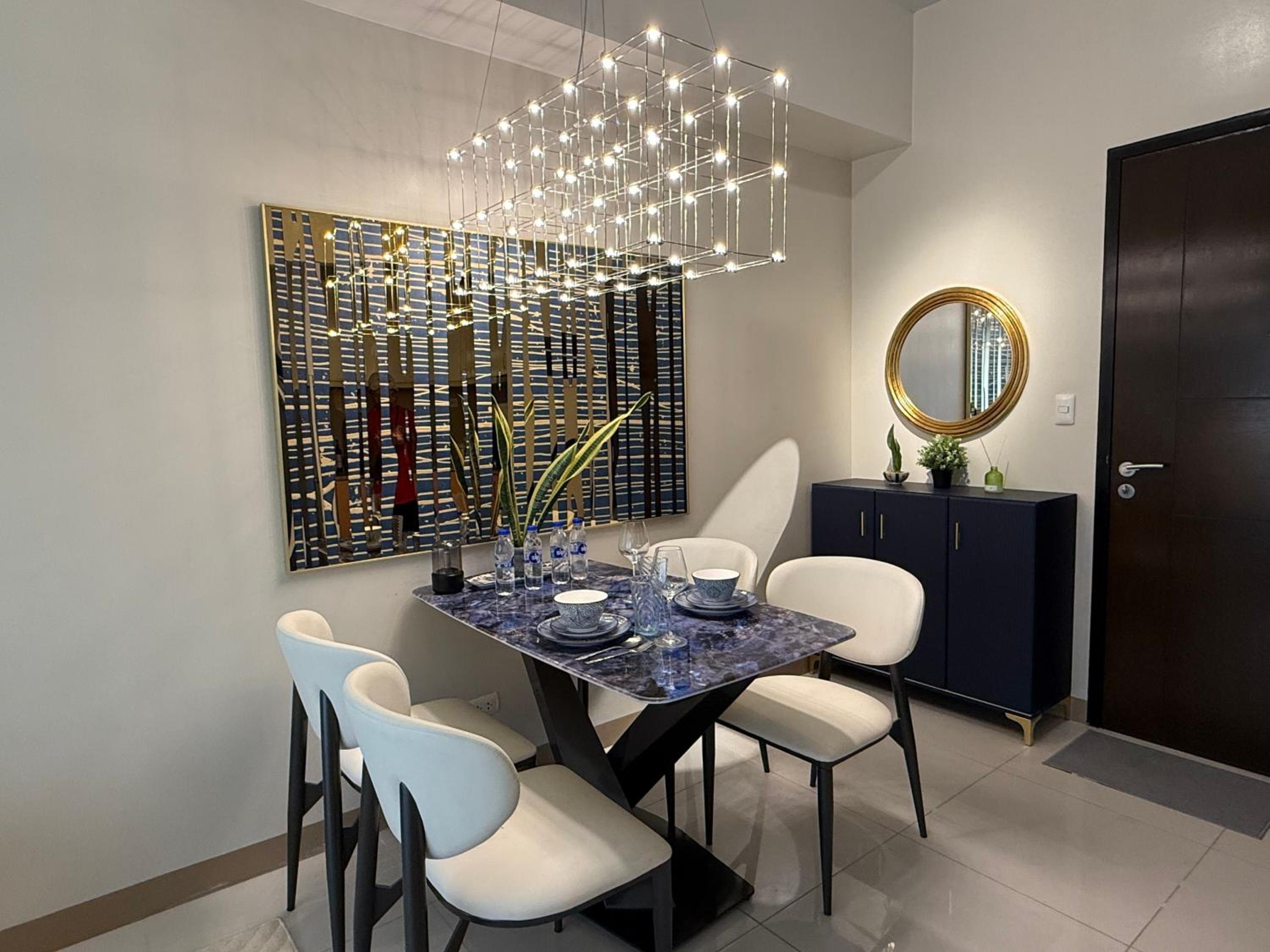 Modern 1BR with Balcony Facing Infinity Pool Manila Bay Sunset Near Airports OKADA Solaire MOA