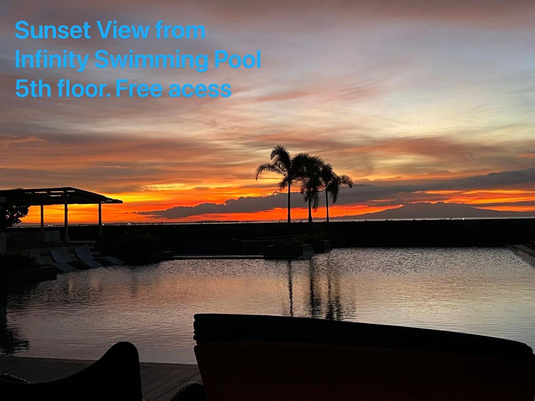 Modern 1BR with Balcony Facing Infinity Pool Manila Bay Sunset Near Airports OKADA Solaire MOA