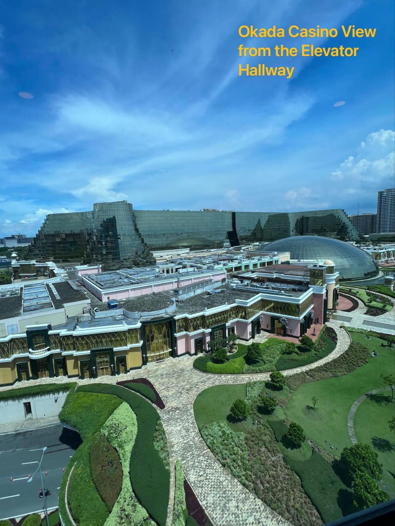 Modern 1BR with Balcony Facing Infinity Pool Manila Bay Sunset Near Airports OKADA Solaire MOA