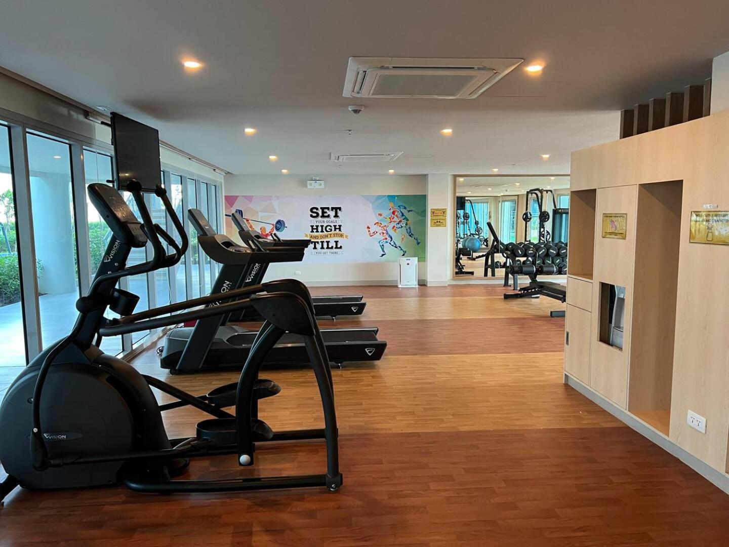 Modern 1BR with Balcony Facing Infinity Pool Manila Bay Sunset Near Airports OKADA Solaire MOA