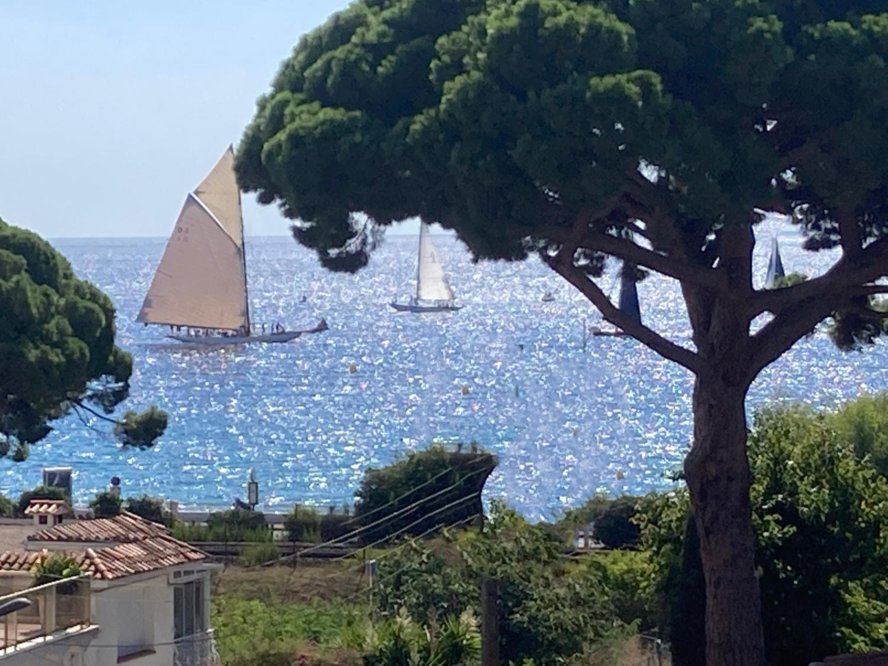 Cannes Beach Access, Private Room in Shared 3-Bedroom Apartment, Private Bathroom, Living Room with Sea View Suite Parentale salle de bain privée accès pla