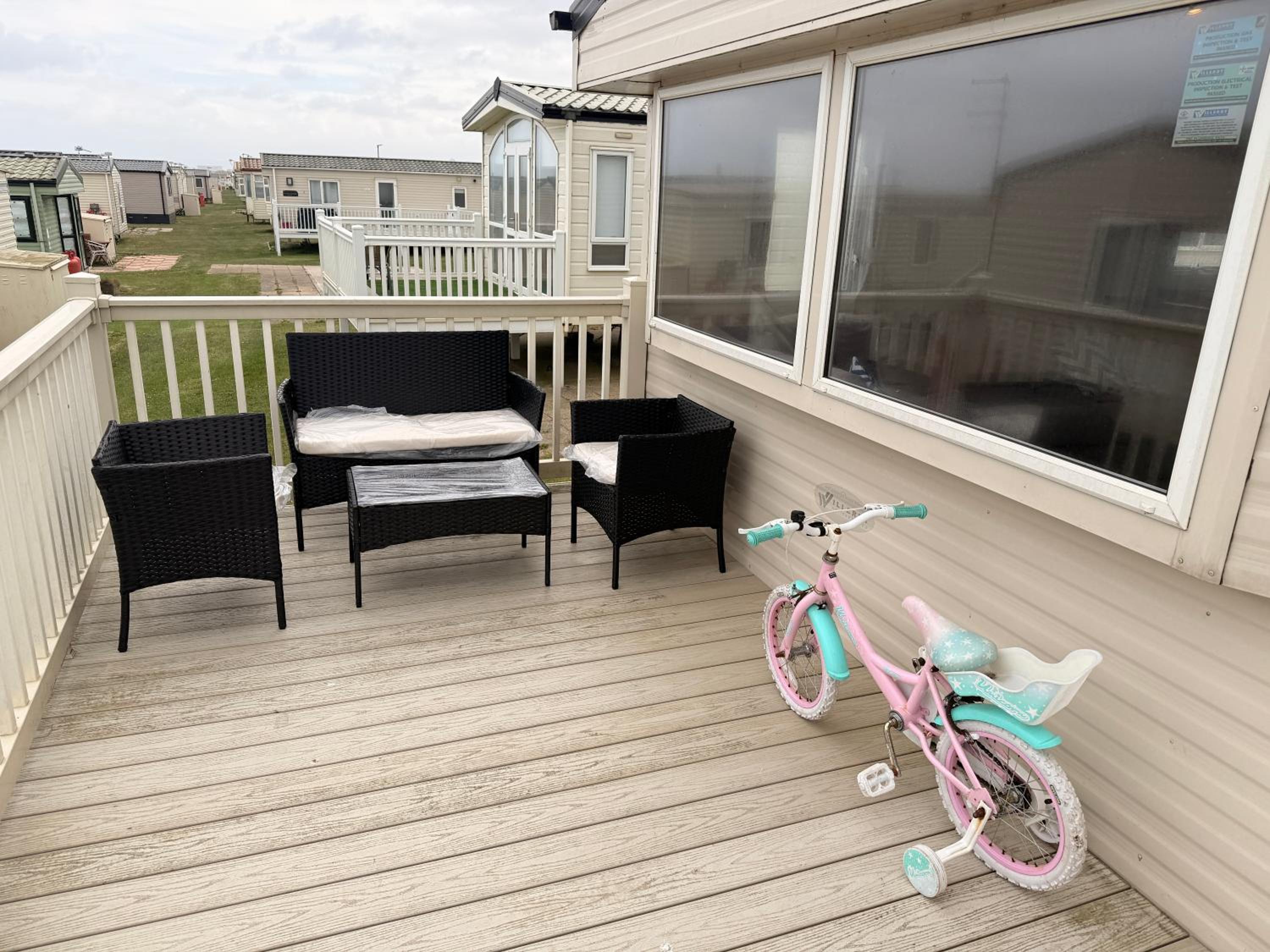 Sea Bliss Beachfront Caravan, 2 Bed King Ensuite, Sleeps 6, Wrap Decking, Crimdon Dene