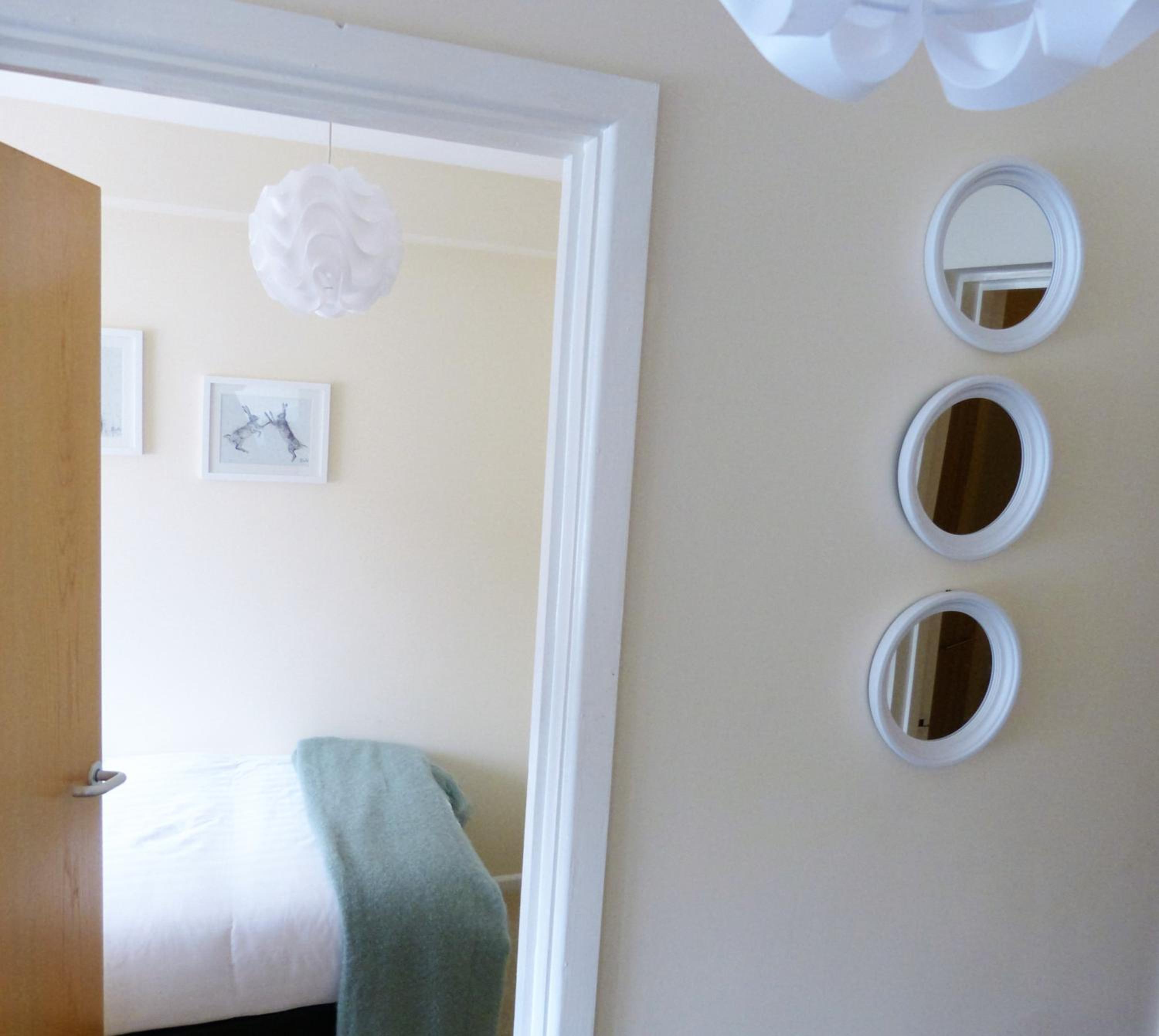 The Sawmills, Carlisle - Spacious 4 Bedroom Family House - Free WiFi - & Parking - Walk to Carlisle Castle