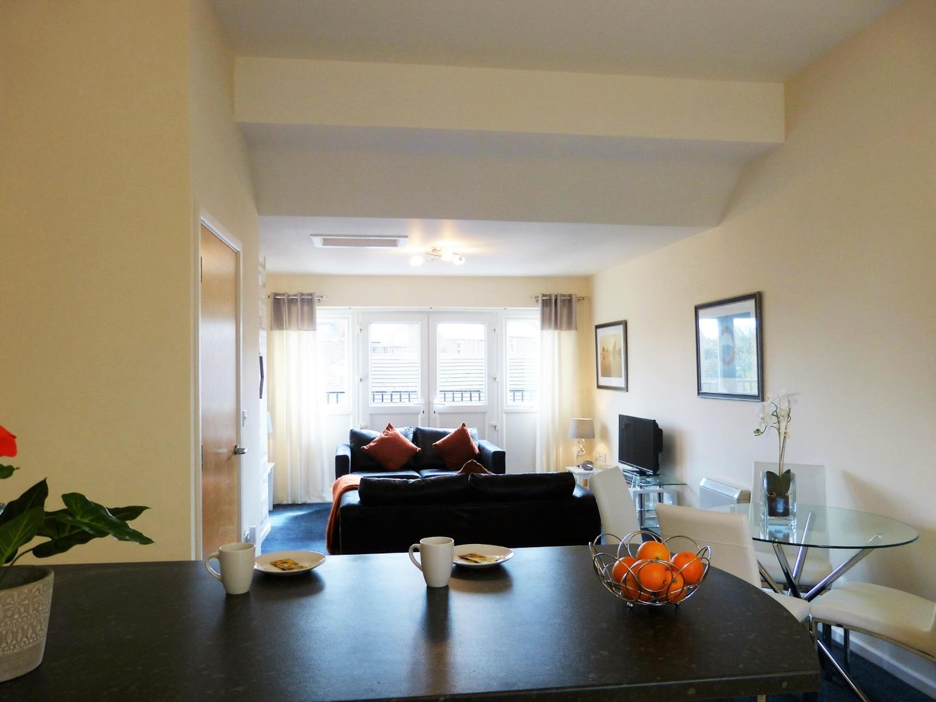 The Sawmills, Carlisle - Spacious 4 Bedroom Family House - Free WiFi - & Parking - Walk to Carlisle Castle