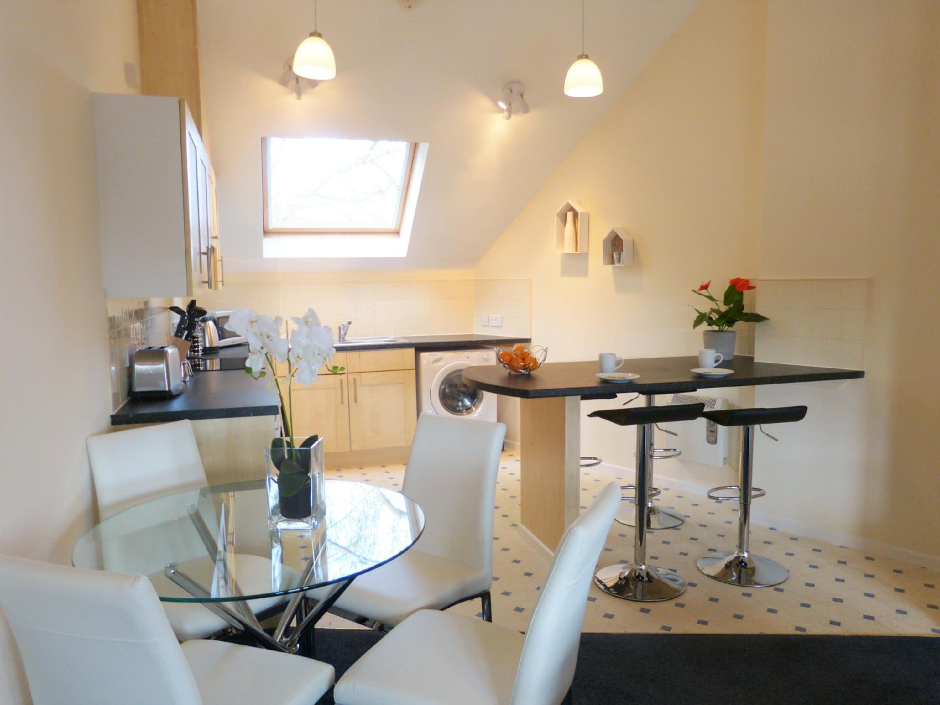 The Sawmills, Carlisle - Spacious 4 Bedroom Family House - Free WiFi - & Parking - Walk to Carlisle Castle