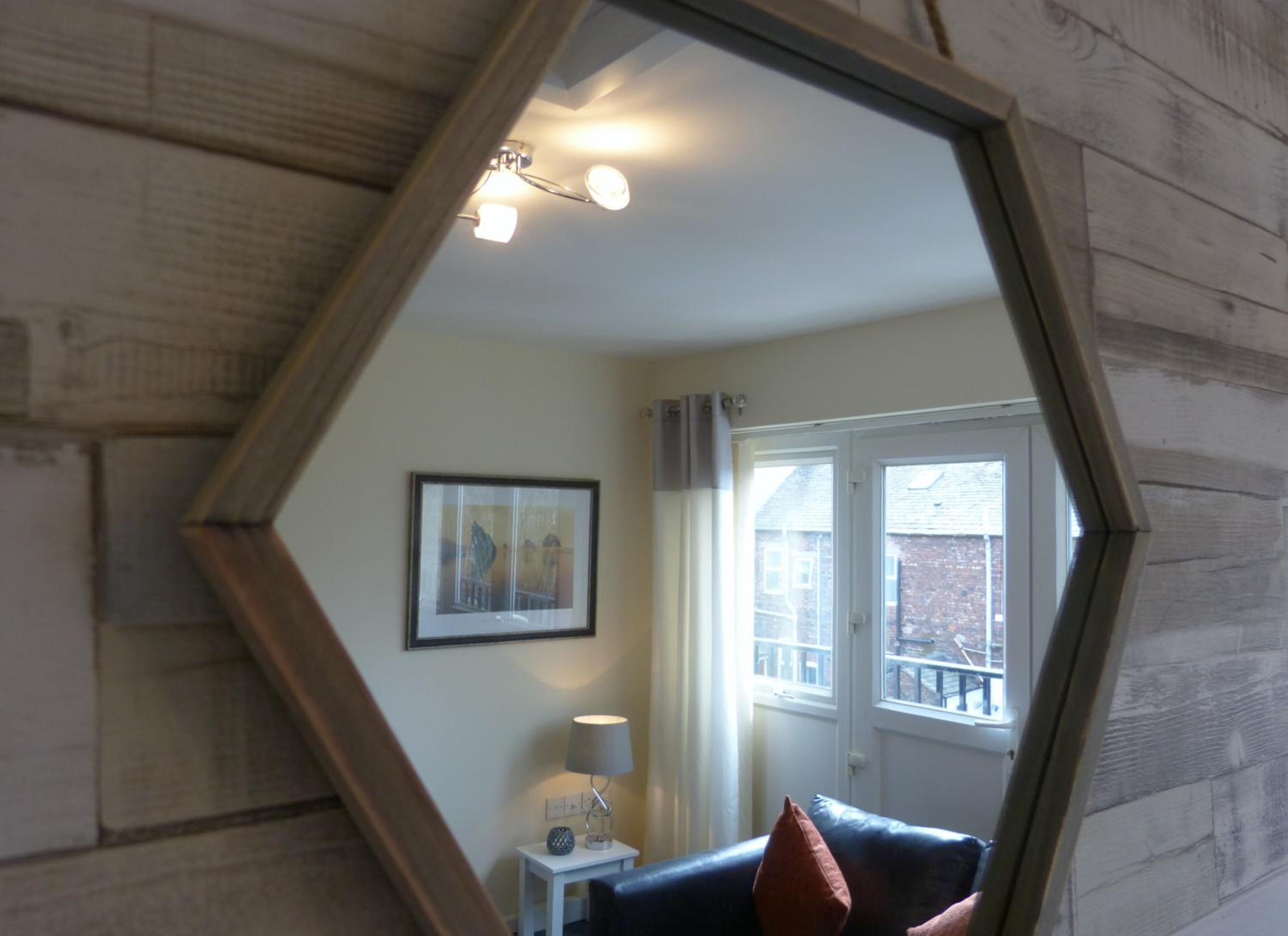 The Sawmills, Carlisle - Spacious 4 Bedroom Family House - Free WiFi - & Parking - Walk to Carlisle Castle