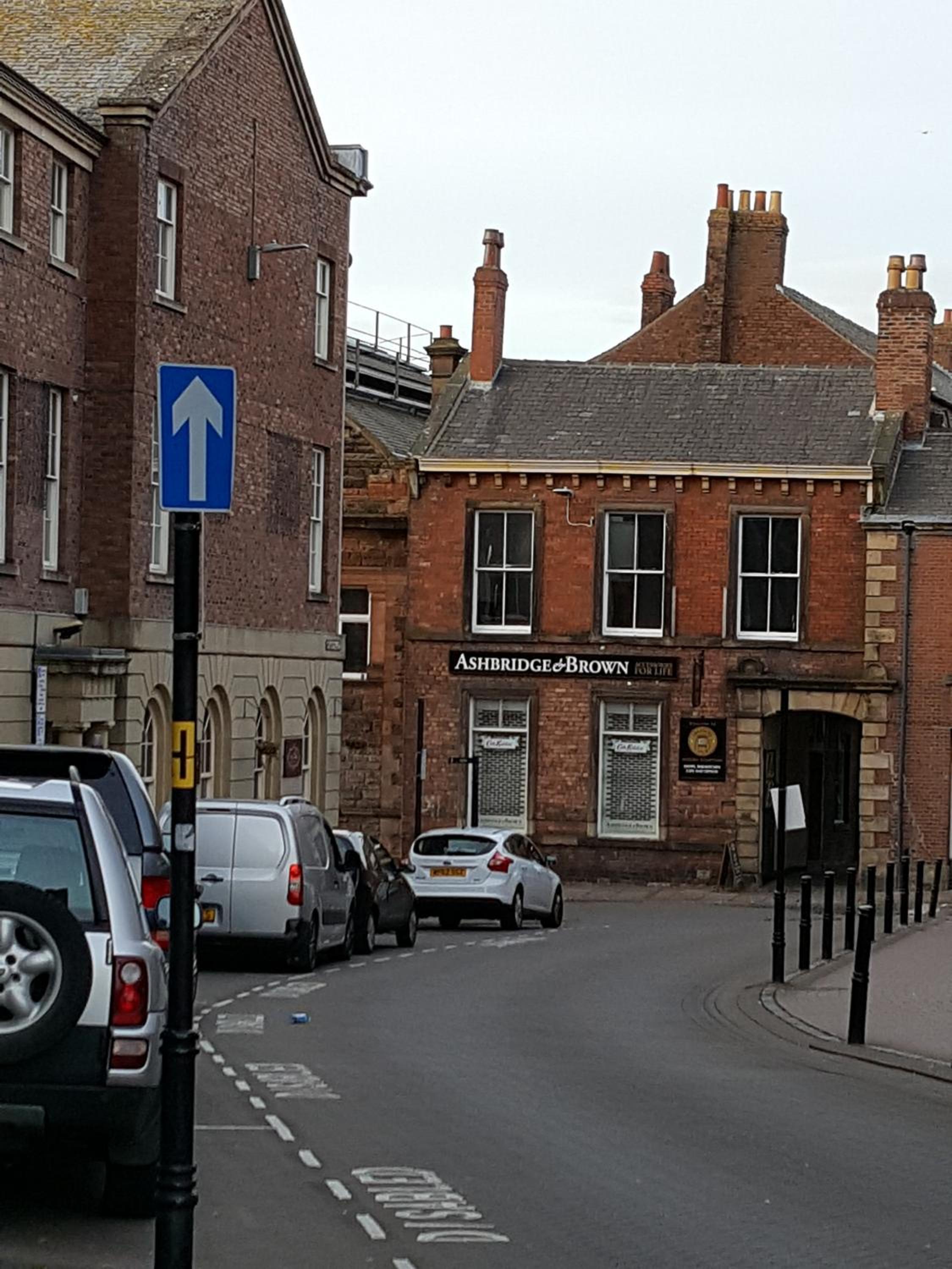 The Sawmills, Carlisle - Spacious 4 Bedroom Family House - Free WiFi - & Parking - Walk to Carlisle Castle