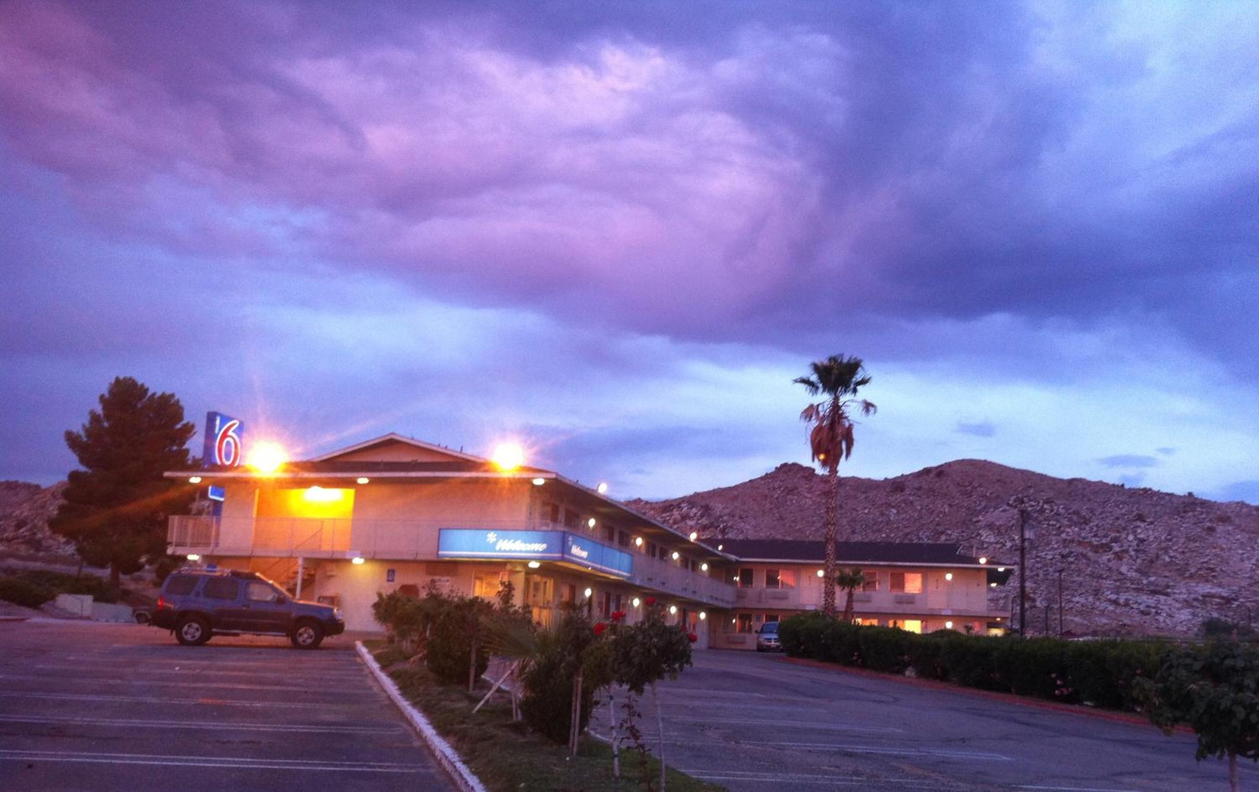 Hilltop Inn & Suites