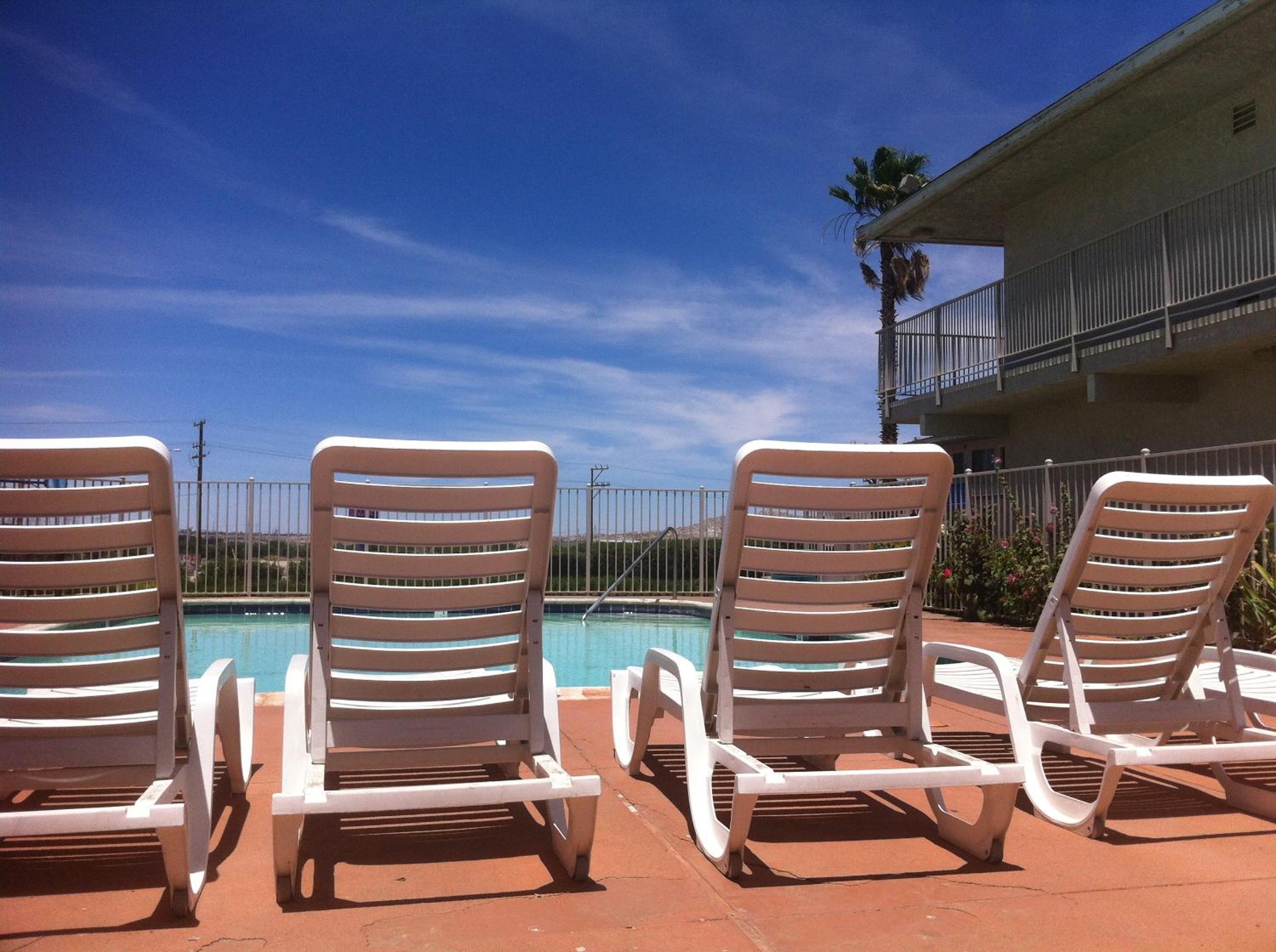 Hilltop Inn & Suites
