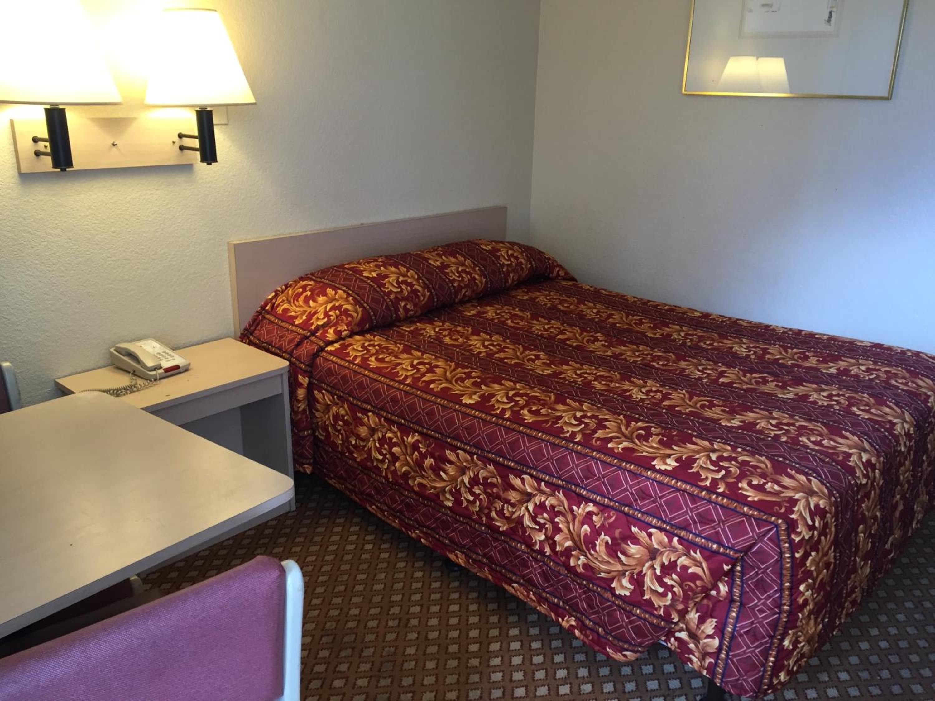 Hilltop Inn & Suites