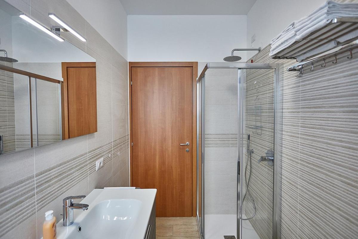 Cattaneo 65 3 bedrooms 5 minutes from lake and station w parking