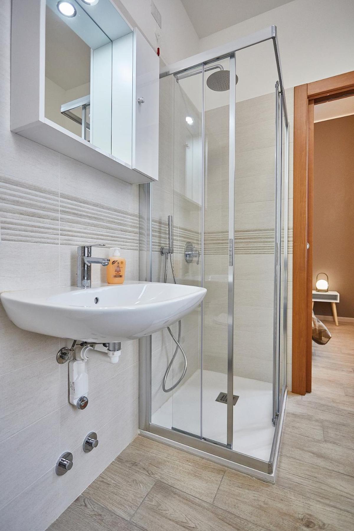 Cattaneo 65 3 bedrooms 5 minutes from lake and station w parking