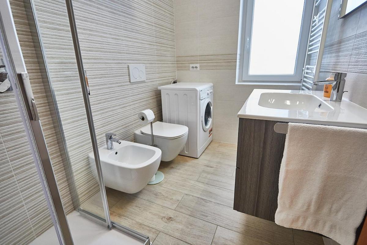 Cattaneo 65 3 bedrooms 5 minutes from lake and station w parking