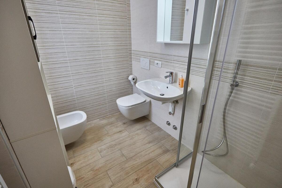 Cattaneo 65 3 bedrooms 5 minutes from lake and station w parking
