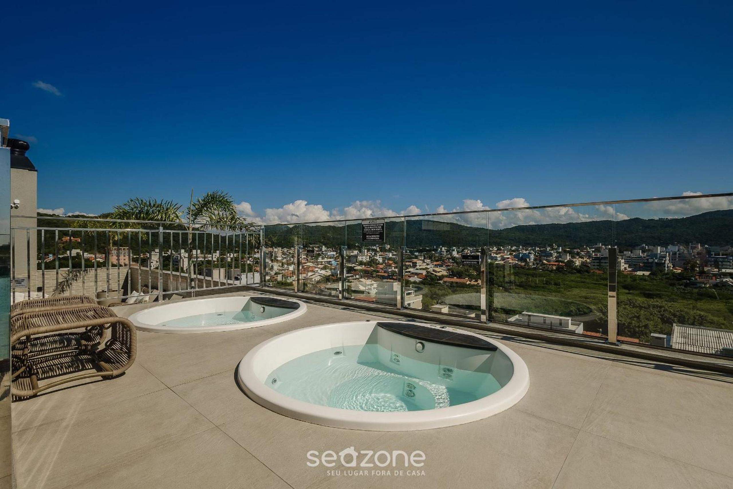 Your exclusive stay with pool and jacuzzi just 500 meters from the beach - ELF