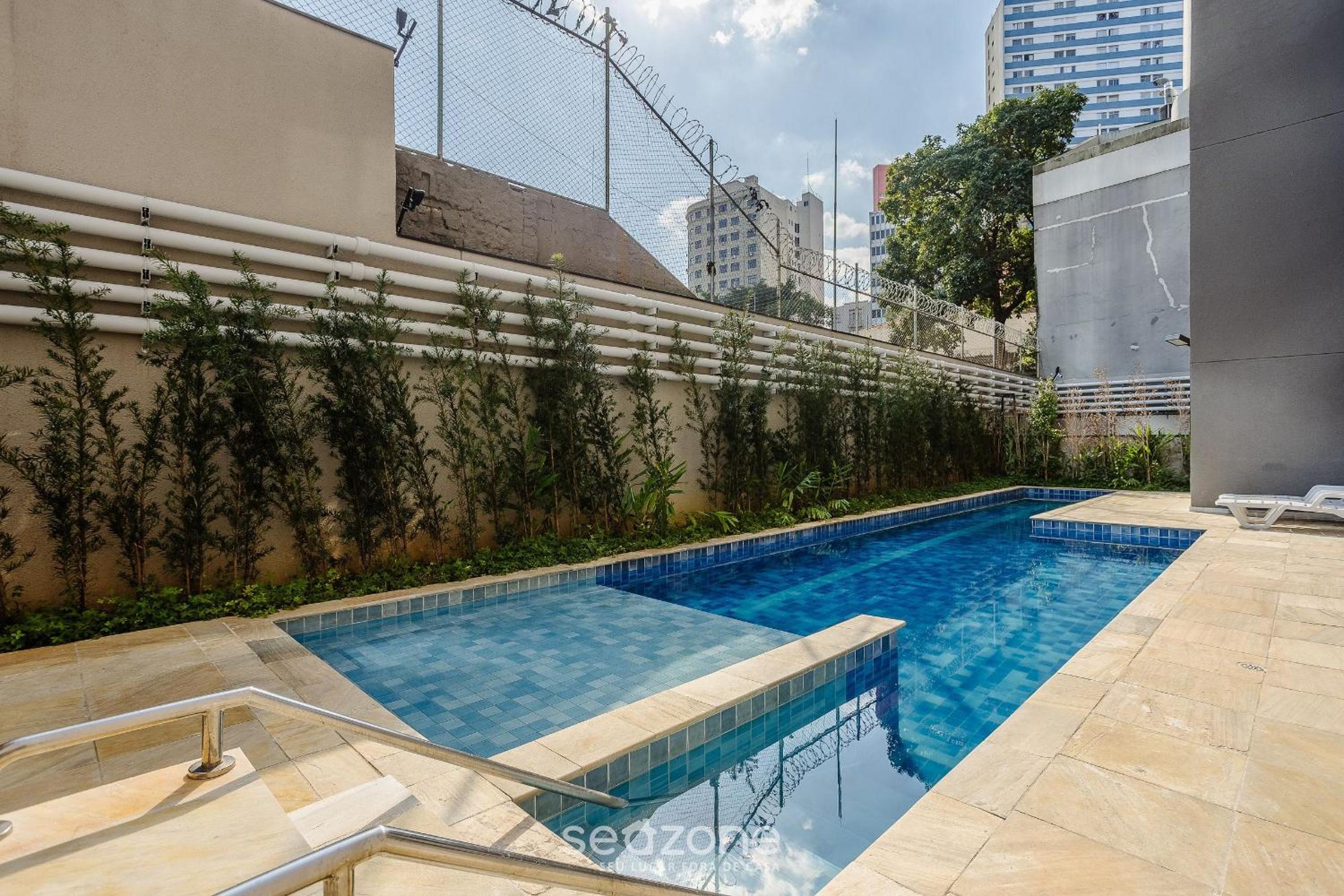 Complete stay with pool, near the metro and Praça da Sé – APS